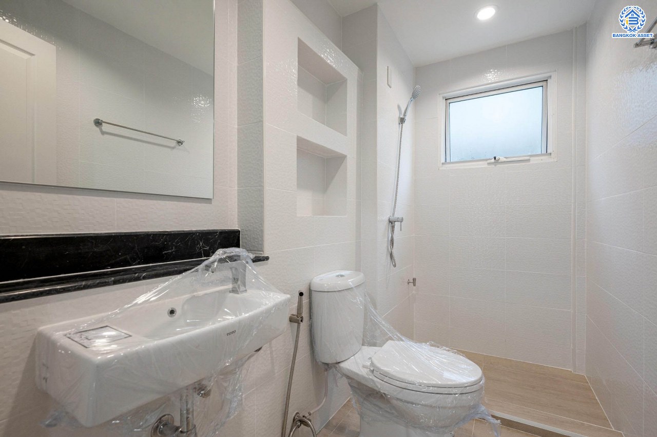 บ้านมือสองตกแต่งใหม่ โครงการ นันทวัน พระราม5 ตกแต่งหรูหรา หลังใหญ่กว่า 62 ตร.ว. ฟังก์ชันจัดเต็ม 3 ห้องนอน 2 ห้องน้ำ จอดรถได้ 2 คัน รองรับทุกความสุข ทำเลเดินทางสะดวก ใกล้ทางด่วน "กาญจนาภิเษก" และรถไฟฟ้า "สถานีบางรักใหญ่"...